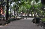 Atravessando a Plaza México em La Condesa, charmoso bairro da Cidade do México, capital do país